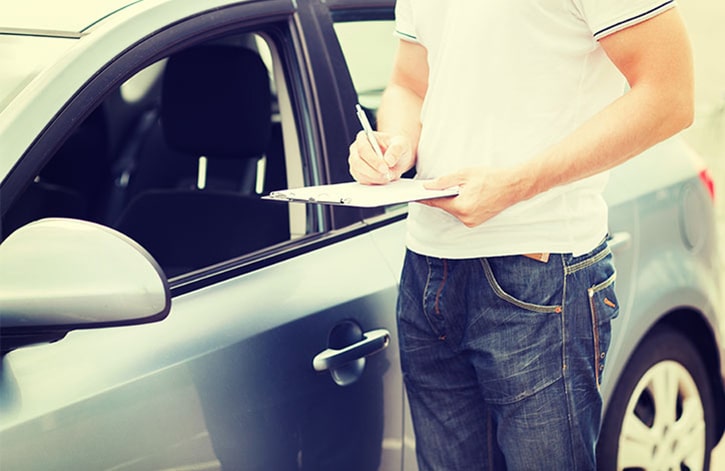 La location d’une voiture pour une courte durée et l’assurance