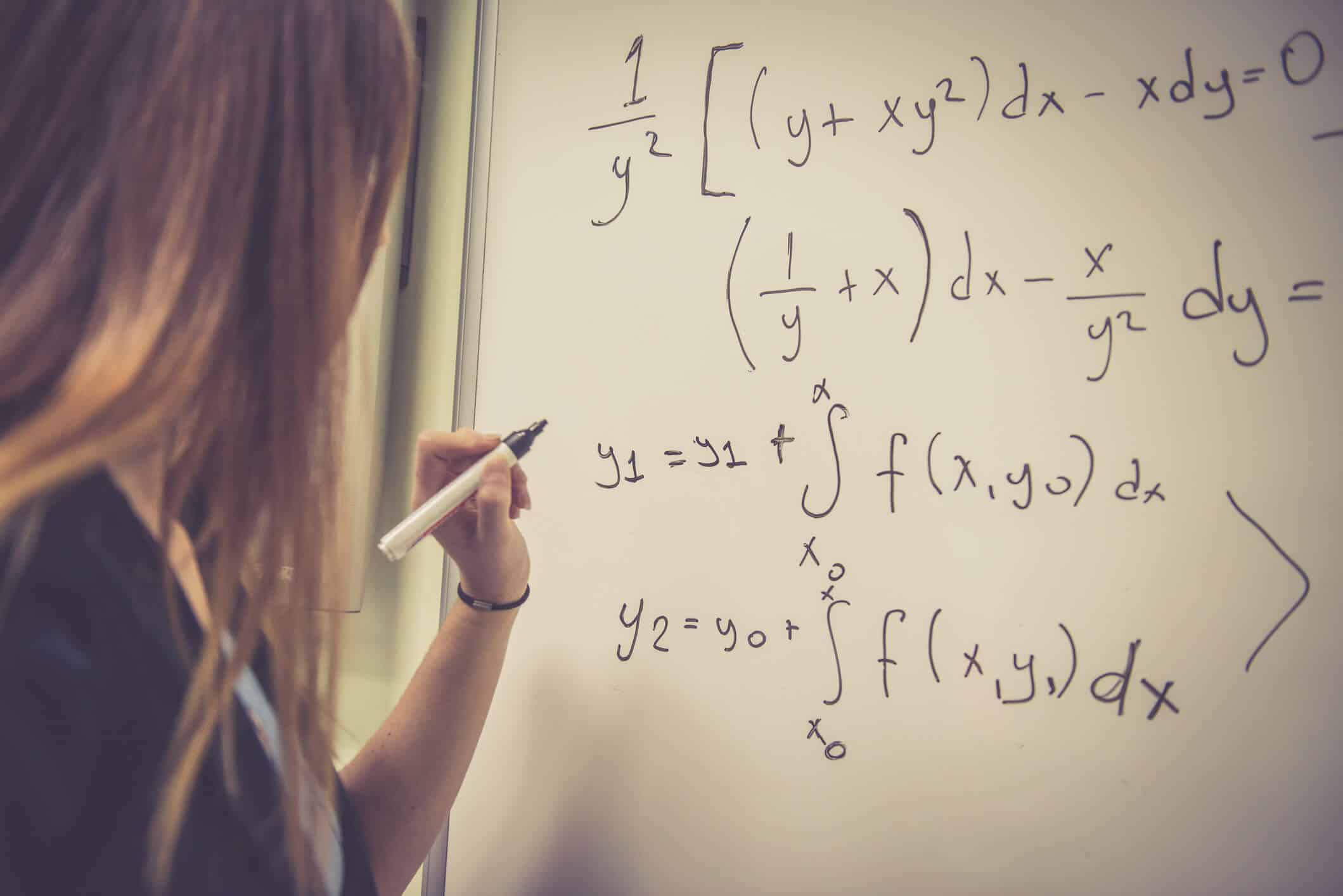 Baisse des compétences en mathématiques et en sciences : Florence Lustman cosigne une tribune